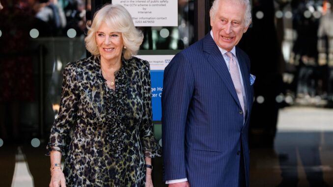 El rey Carlos III y su esposa, Camila, visitan este martes un centro hospitalario y de investigación contra el cáncer en LondresEFE/EPA/TOLGA AKMEN
