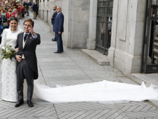 El alcalde de Madrid, José Luis Martínez Almeida, y su esposa, Teresa Urquijo, a su salida de la iglesia de San Francisco de Borja de Madrid tras contraer matrimonio este sábado en Madrid. EFE/J.J. Guillén