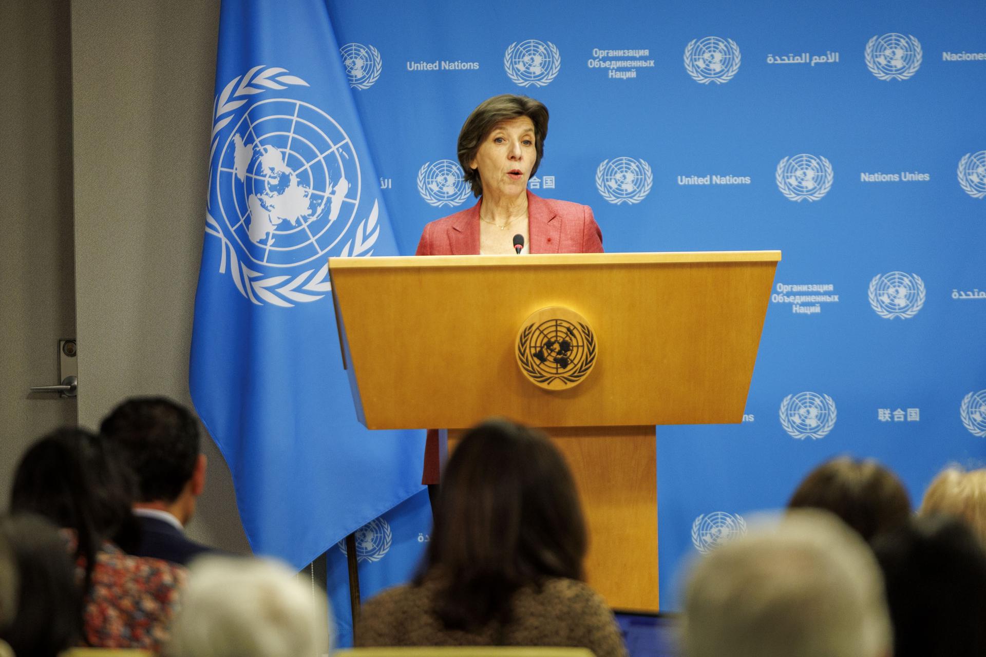 La exministra francesa para Europa y Asuntos Exteriores, Catherine Colonna, habla con la prensa sobre el informe de la agencia de la ONU para los refugiados palestinos (Unrwa), el 22 de abril de 2024. EFE/SARAH YENESEL
