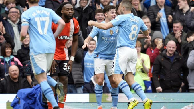 El jugador del Manchester City Mateo Kovacic (d) celebra con sus compañeros el 2-0 durante el partido de la Premier League que han jugado Manchester City y Luton Town, en Manchester, Reino Unido. EFE/EPA/TIM KEETON
