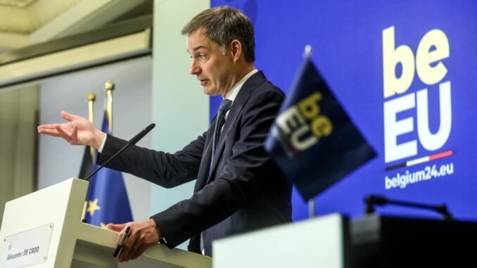 El primer ministro belga, Alexander De Croo, habla durante una conferencia de prensa en Bruselas, Bélgica, el 12 de abril de 2024. EFE/EPA/OLIVIER HOSLET
