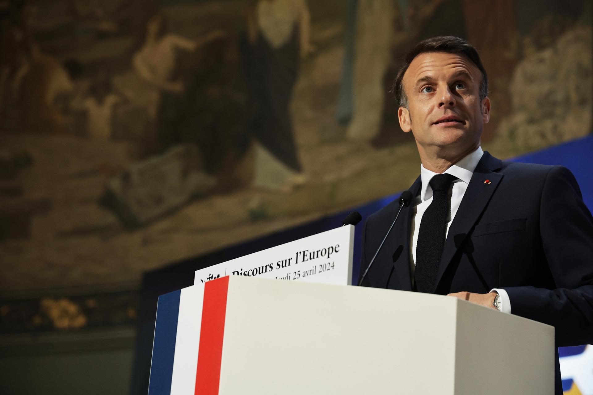 El presidente francés Emmanuel Macron pronuncia un discurso sobre Europa en el anfiteatro de la Universidad de la Sorbona en París, Francia, 25 de abril de 2024. Macron hablará sobre el futuro de la Unión Europea casi siete años después de su discurso anterior y en vísperas de las elecciones europeas del 9 de junio. (Elecciones, Francia) EFE/EPA/CHRISTOPHE PETIT TESSON / PISCINA
