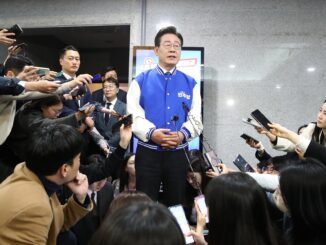El líder del Partido Democrático (DP), el principal partido opositor de Corea del Sur, Lee Jae-myung (C), habla con los periodistas después de ver la televisión que transmite los resultados de las encuestas a pie de urna para las elecciones parlamentarias en Asamblea Nacional en Seúl, el 10 de abril de 2024. EFE/EPA/CHUNG SUNG-JUN/POOL