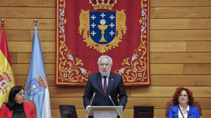 El presidente del Parlamento, Miguel Santalices, durante su intervención en la apertura de la Sesión plenaria de apertura de la XII legislatura, hoy en Santiago de Compostela. EFE/Lavandeira jr
