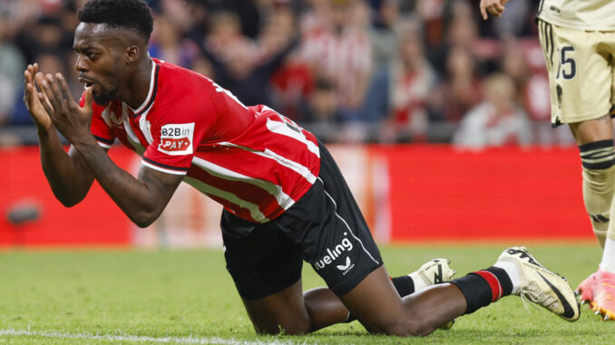 El delantero del Athletic Club Iñaki Williams se lamenta tras una ocasión fallida durante el encuentro de la jornada 32 de LaLiga entre Athletic Club de Bilbao y Granada CF, este viernes en el estadio de San Mamés, en Bilbao. EFE/ Miguel Toña
