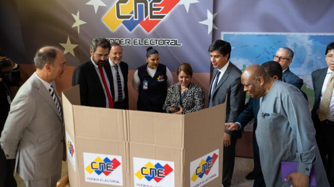 Representantes del cuerpo diplomático acreditado en Venezuela observan un simulacro de votación en el Consejo Nacional Electoral este miércoles, en Caracas (Venezuela). EFE/ Rayner Pena R
