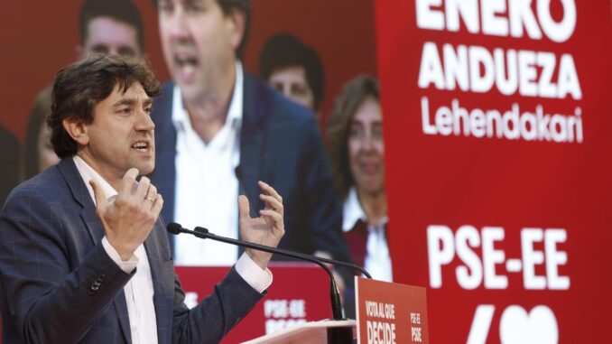 Imagen de la semana pasada de un acto electoral del PSE en el que interviene el candidato a lehendakari, Eneko Andueza. EFE/Juan Herrero.
