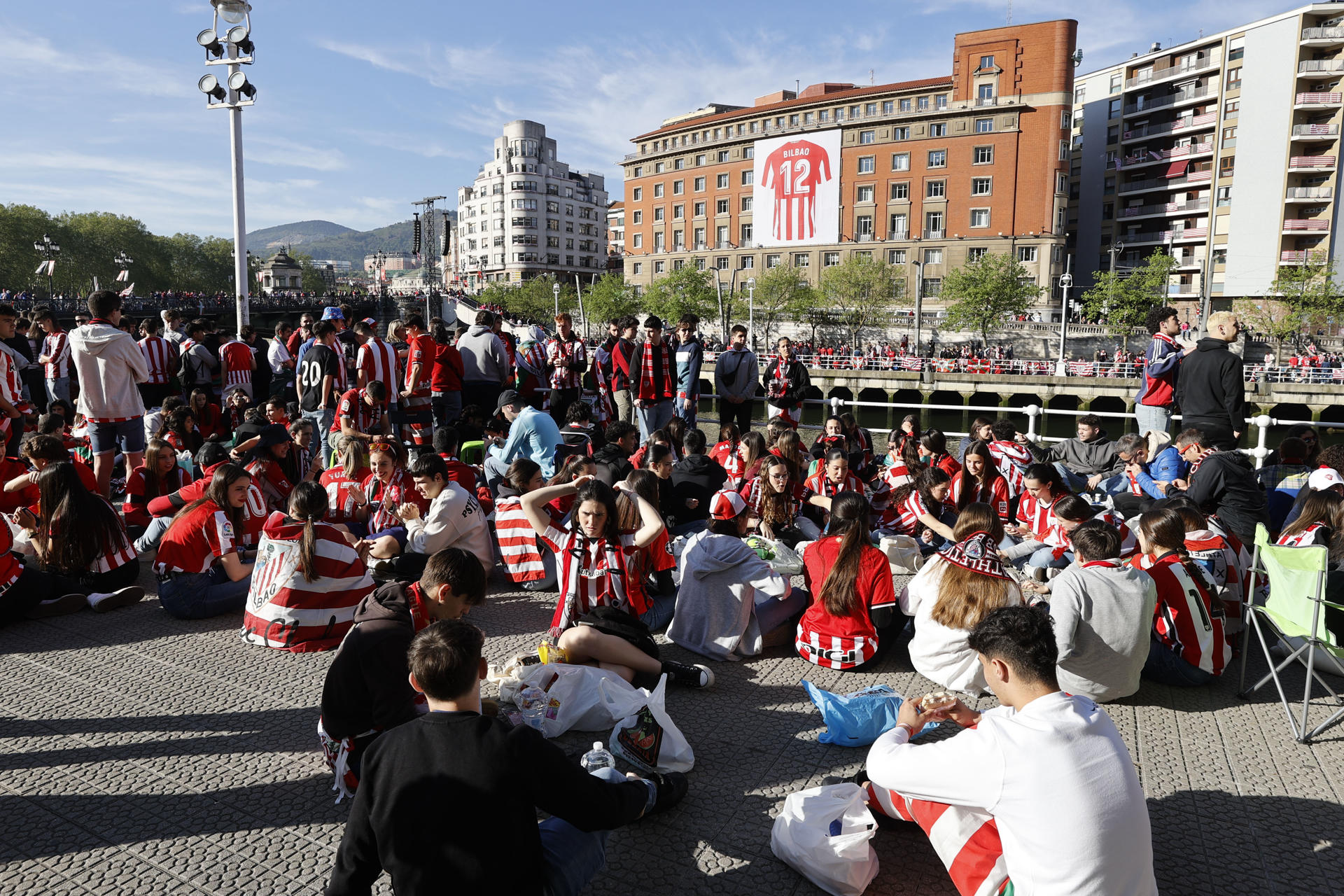 Imagen de varios cientos de personas esperan desde primeras horas del día en ambas márgenes de la ría del Nervión, sobre todo en Bilbao, el paso de la gabarra en la que viajará el equipo del Athletic campeón de Copa en una jornada en la que se estiman que podrían reunirse alrededor de un millón de personas alrededor del evento.EFE/Luis Tejido
