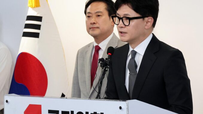 Han Dong-hoon (D), líder del gobernante Partido del Poder Popular (PPP), expresa su intención de dimitir tras la derrota de la formación en las elecciones generales. EFE/EPA/YONHAP SOUTH KOREA OUT
