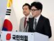 Han Dong-hoon (D), líder del gobernante Partido del Poder Popular (PPP), expresa su intención de dimitir tras la derrota de la formación en las elecciones generales. EFE/EPA/YONHAP SOUTH KOREA OUT