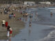 Una multitud disfruta del buen tiempo en la playa de la Malvarrosa en Valencia. EFE/ Biel Alino
