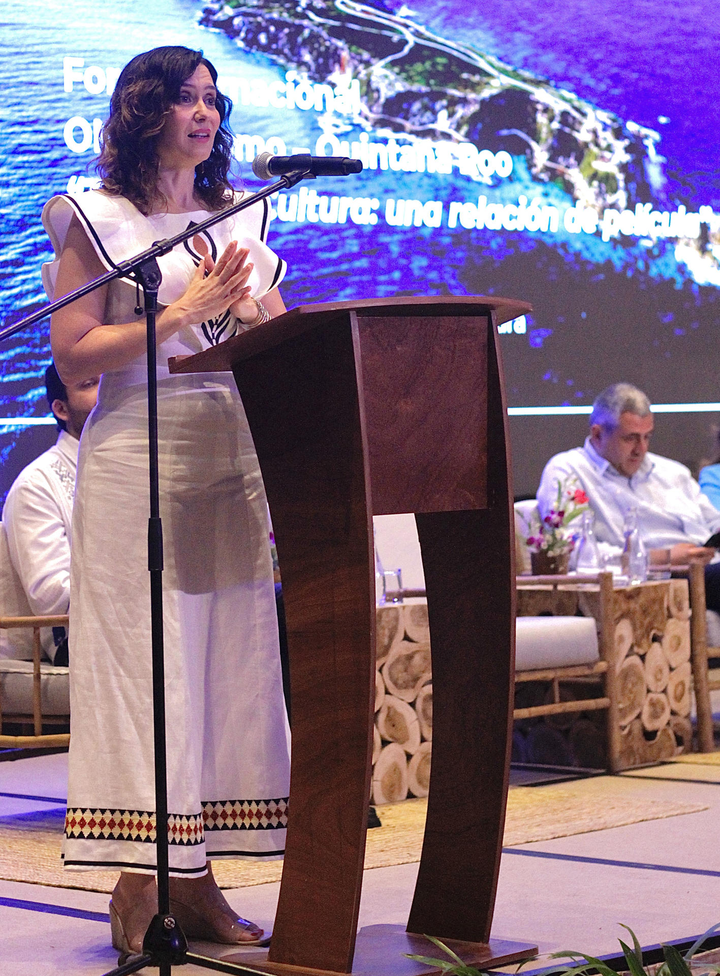 La presidenta de la Comunidad de Madrid, Isabel Díaz Ayuso, habla este viernes durante su participación en el Foro Internacional de Naciones Unidas sobre Turismo y Cultura, en Playa del Carmen en Quintana Roo (México). EFE/Lourdes Cruz
