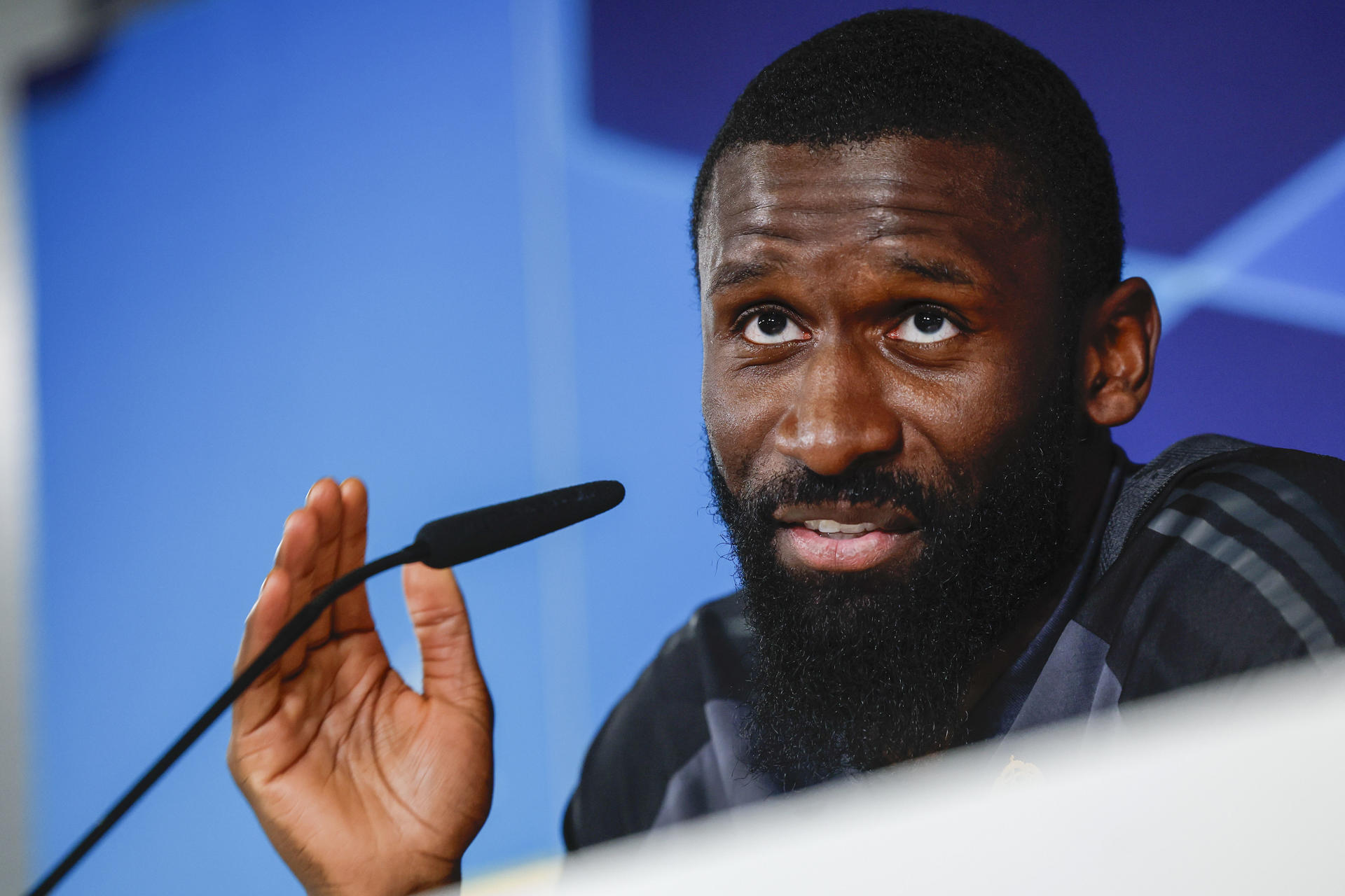 El defensa del Real Madrid Rüdiger durante la rueda de prensa ofrecida tras el entrenamiento llevado a cabo este lunes en la Ciudad Deportiva de Valdebebas. EFE/Chema Moya
