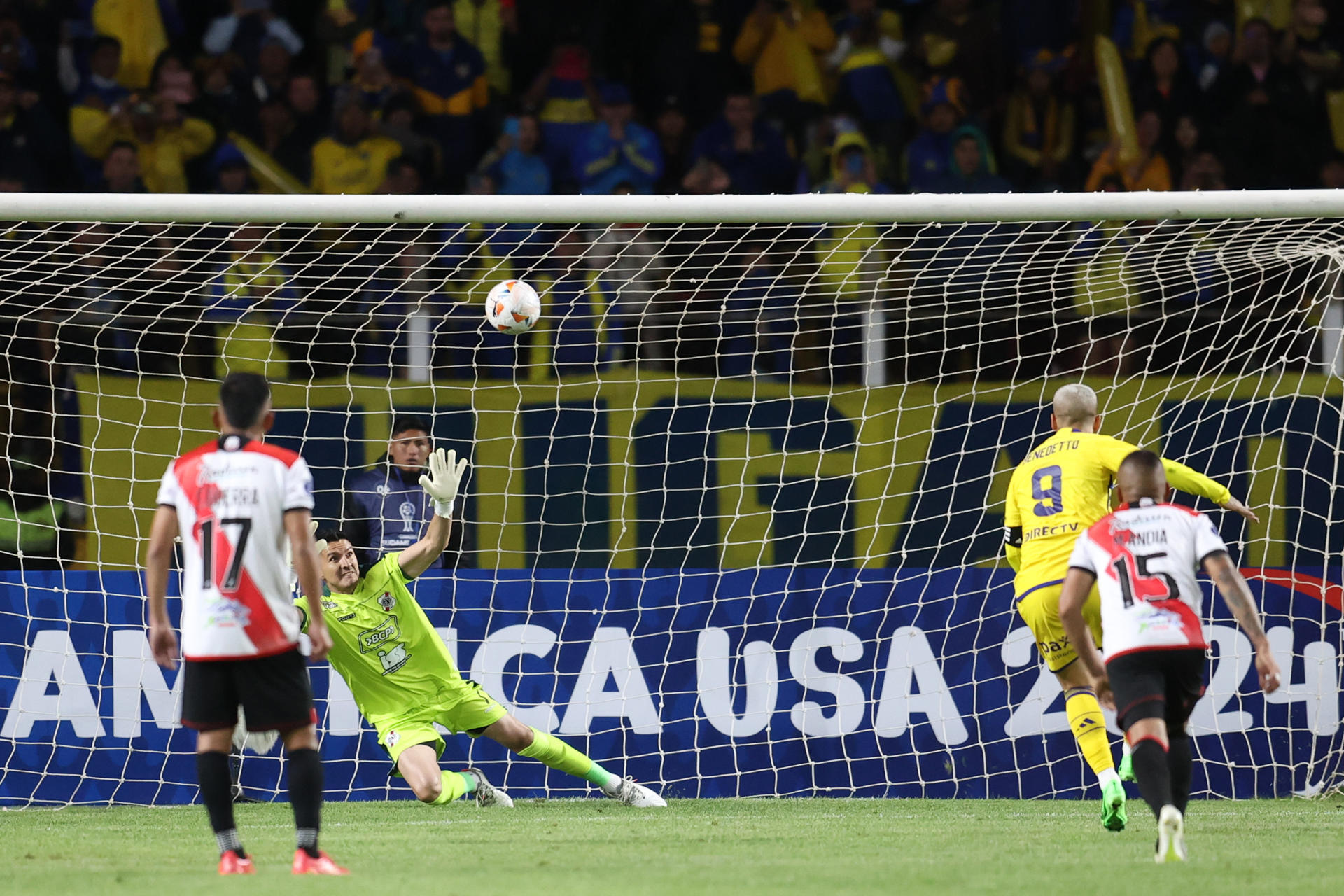 Darío Benedetto (2-d) de Boca patea un penalti en un partido de la fase de grupos de la Copa Sudamericana entre Nacional Potosí y Boca Juniors. EFE/ Luis Gandarillas
