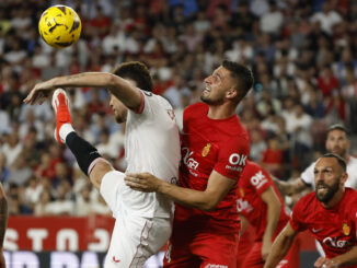 El defensa Lucas Ocampos (i) del Sevilla disputa un balón ante el defensa eslovaco Martin Valjent del Mallorca en una imagen de archivo. EFE/ Julio Muñoz
