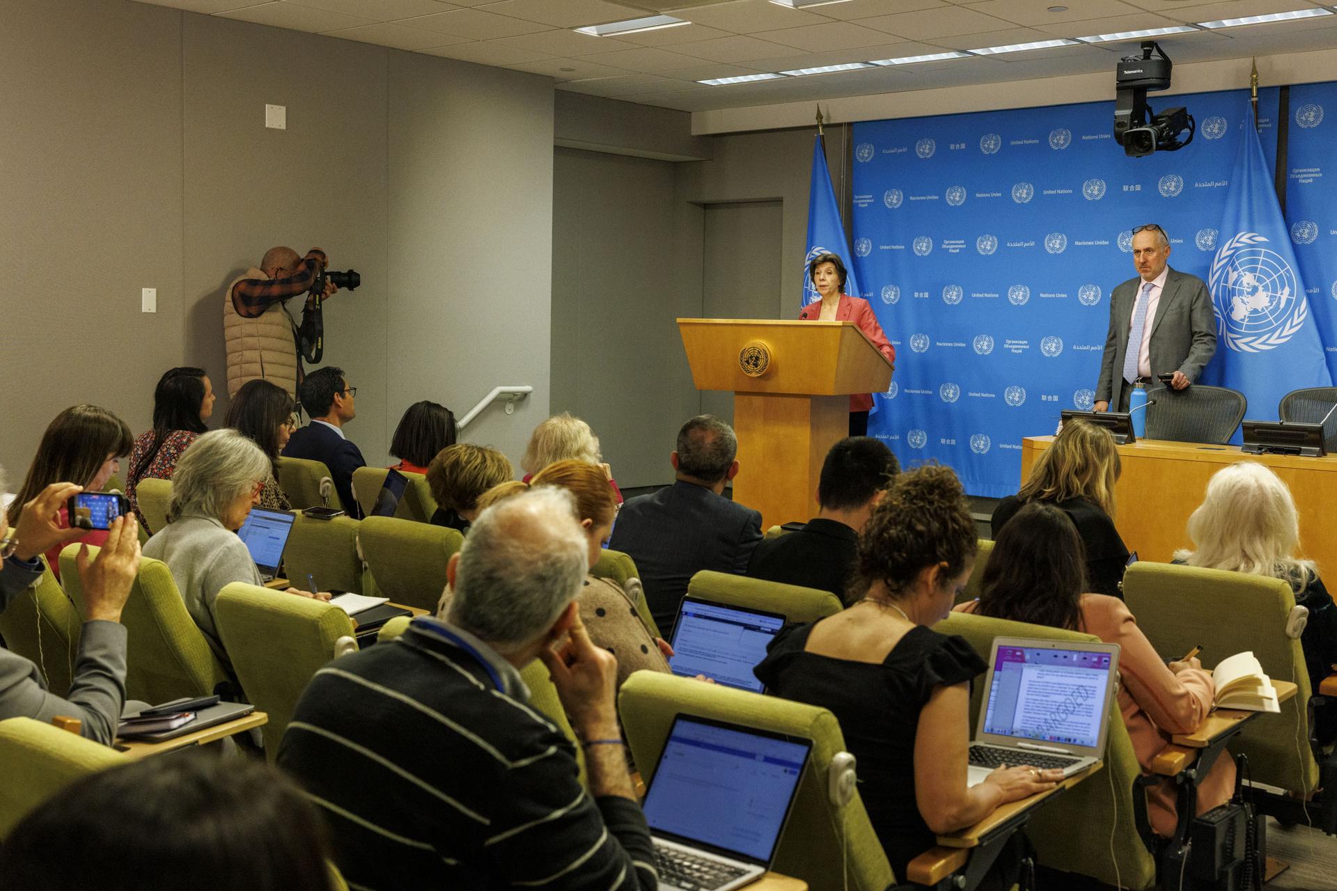 La exministra francesa para Europa y Asuntos Exteriores, Catherine Colonna, habla con la prensa sobre el informe de la agencia de la ONU para los refugiados palestinos (Unrwa), el 22 de abril de 2024. EFE/SARAH YENESEL
