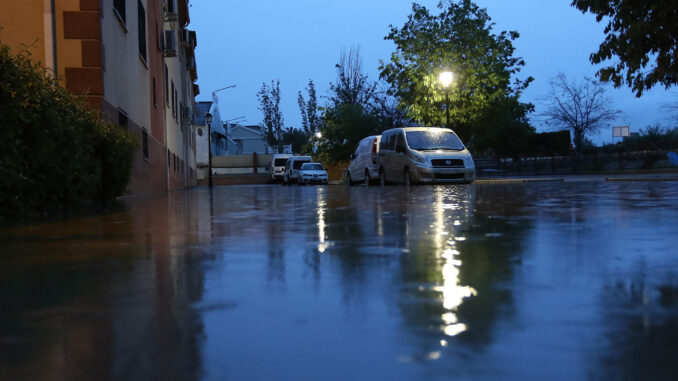 Vista de una calle inundada tras las intensas lluvias de este sábado en Cijuela, provincia de Granada. EFE/Pepe Torres/Archivo
