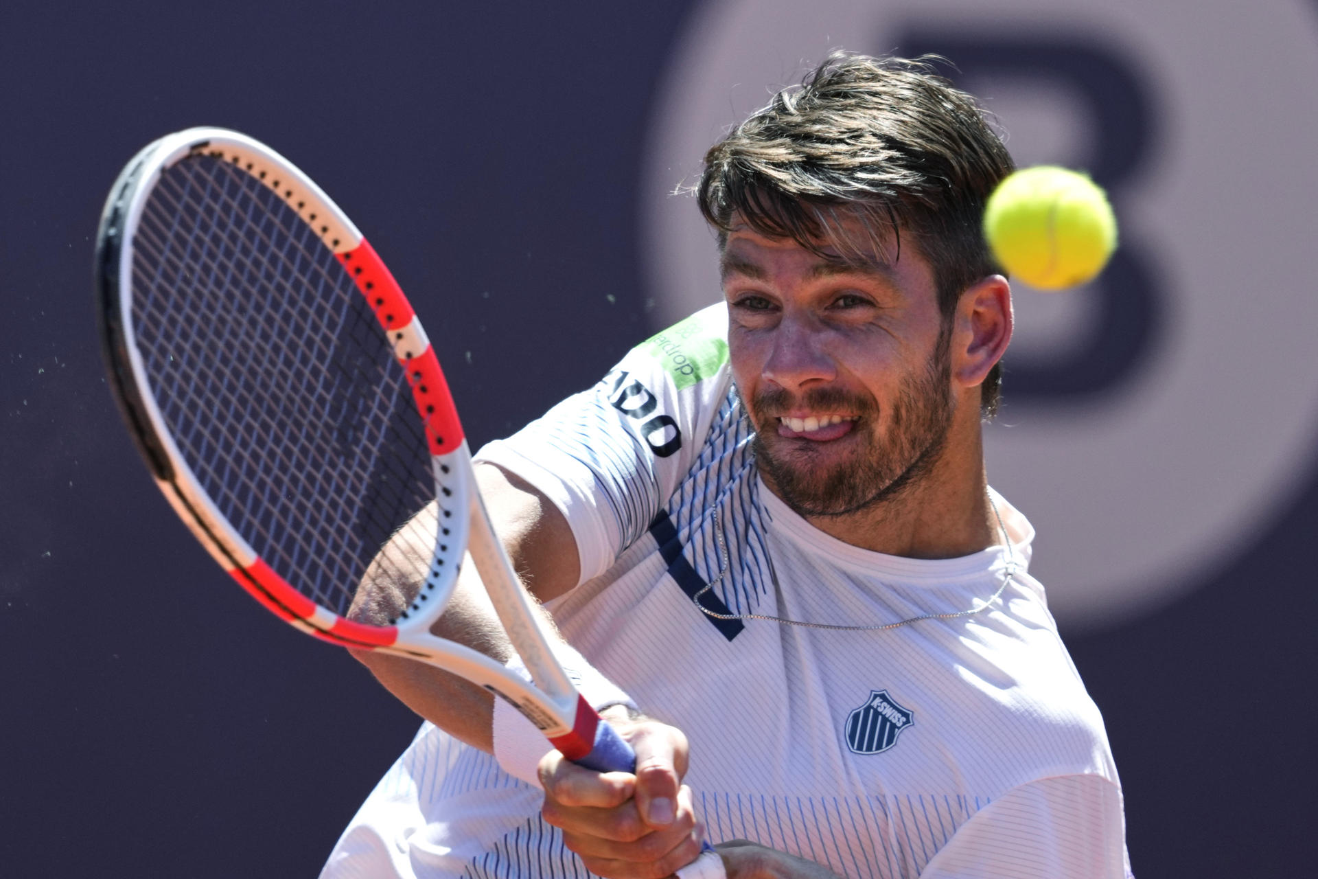 El tenista británico Cameron Norrie durante el partido contra el tenista argentino Tomás Martín Etcheverry en los cuartos de final del Barcelona Open Banc Sabadell-Trofeo Conde de Godó. EFE/Alejandro García
