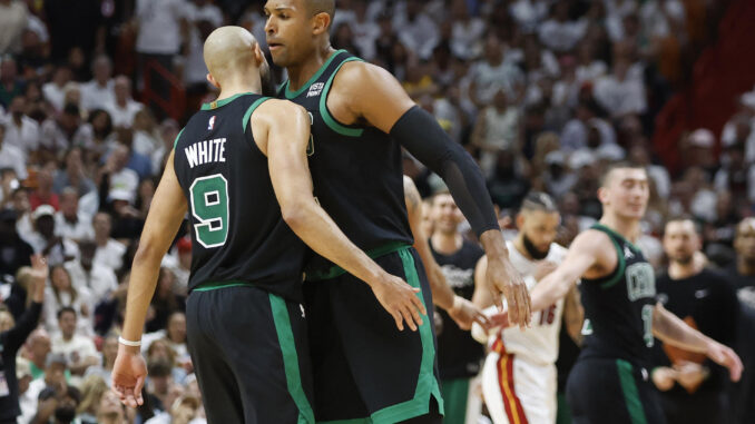 El ala-pívot dominicano Al Horford (d) y el armador Derrick White celebran este lunes la presentación victoriosa de los Celtics en el Kaseya Center de Miami, casa de los Heat, que puso en ventaja de 3-1 a la franquicia de Boston en la serie de primera ronda de los 'playoffs' de la NBA. EFE/ Rhona Wise
