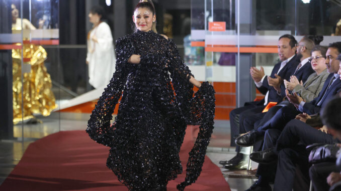 Una modelo desfila un vestido de la diseñadora, Marion Macedo, perteneciente a la colección "Habitat" el 18 de abril de 2024 en La Paz (Bolivia). EFE/Luis Gandarillas
