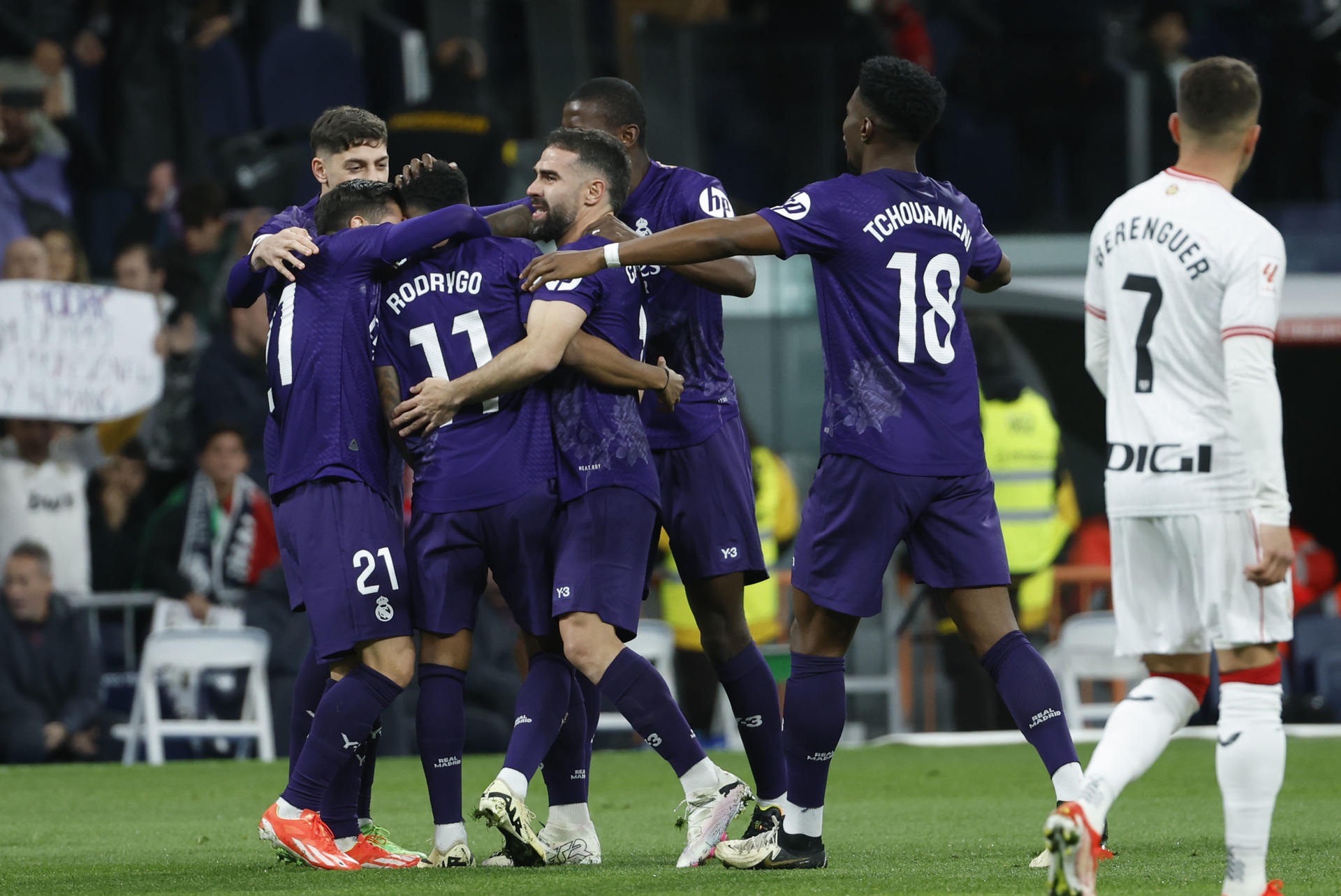 Los jugadores del Real Madrid celebran el gol de Rodrygo Goes durante el partido de la jornada 30 de LaLiga en el estadio Santiago Bernabéu, en Madrid. EFE/Mariscal
