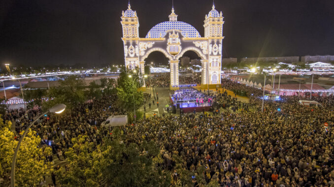 Alumbrado de la Feria de Abril de Sevilla de 2016 . EFE/ Raúl Caro.
