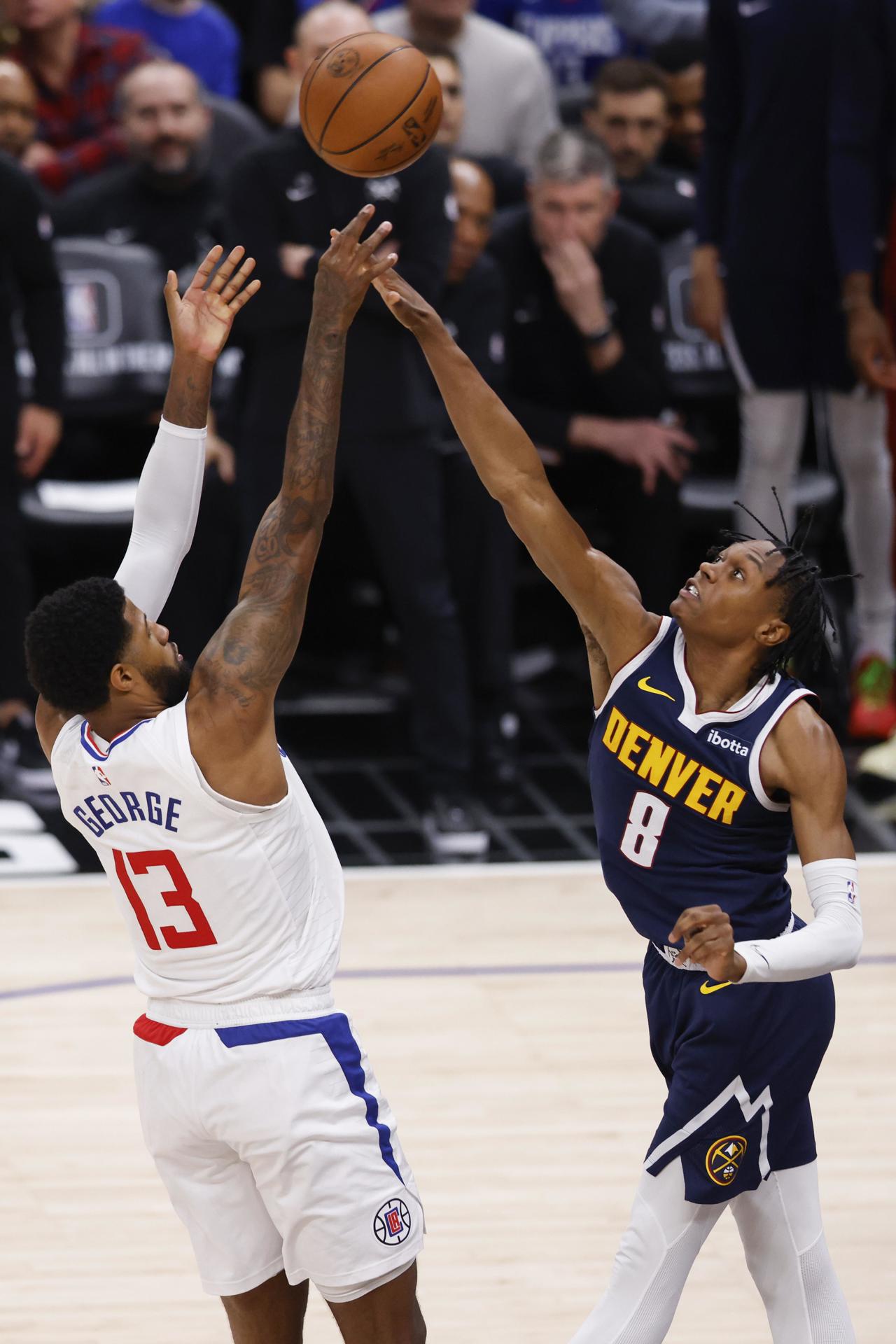 El jugador de los Clippers Paul George (i) realiza un tiro mientras es custodiado por el de los Denver Nuggets Peyton Watson (d) durante el cuarto cuarto del partido de baloncesto de la NBA entre los Denver Nuggets y Los Angeles Clippers en Los Ángeles, California, EE. UU. EFE/EPA/CAROLINE BREHMAN
