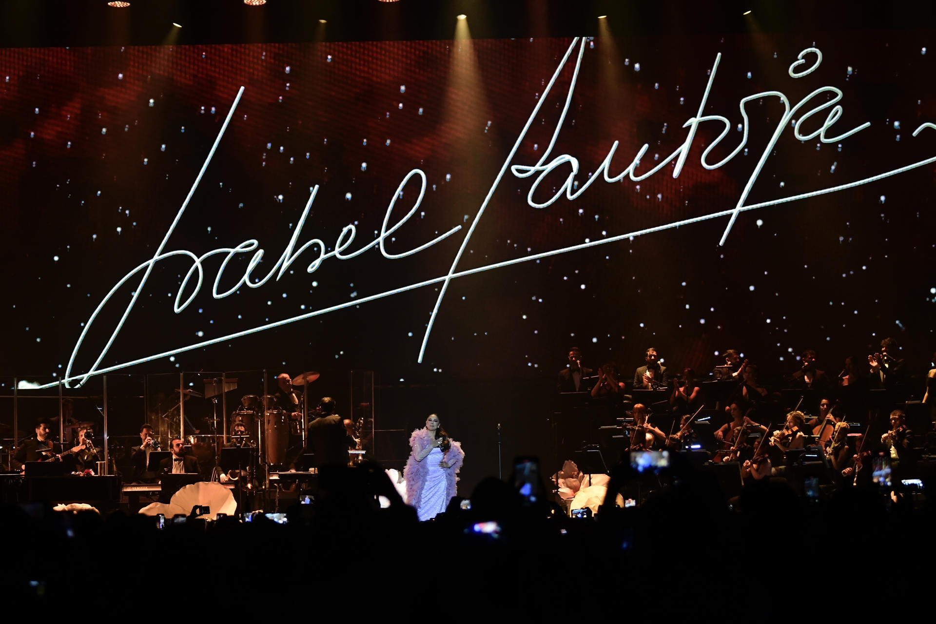 La cantante Isabel Pantoja durante el concierto que ha ofrecido hoy sábado en el Wizink Center de Madrid. EFE / Victor Lerena.
