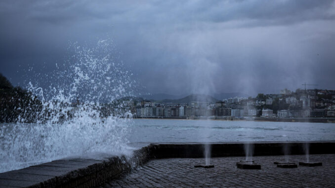 Vista de la bahía de La Concha de San Sebastián a primera hora de este martes. EFE/Javier Etxezarreta
