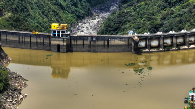 Fotografía del embalse e hidroeléctrica Paute, este jueves en la provincia del Azuay (Ecuador). EFE/ Robert Puglla
