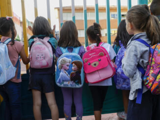 Varios niños esperan la apertura de puertas de un colegio en Madrid. EFE/Juan Carlos Hidalgo