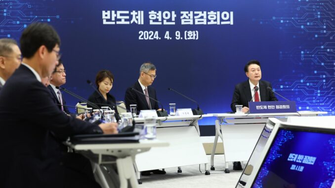 El presidente surcoreano, Yoon Suk-yeol (dch), durante una reunión en la oficina presidencial en Seúl, el 9 de abril de 2024. EFE/EPA/YONHAP / POOL COREA DEL SUR FUERA
