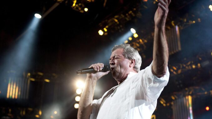 Imagen de Archivo del cantante británico Ian Gillan de la banda de rock Deep Purple en el escenario en julio de 2011 durante su concierto en el festival de Jazz de Montreux en Suiza. EFE/DOMINIC FAVRE
