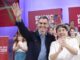 El presidente del Gobierno y secretario general del PSOE, Pedro Sánchez, ha vuelto a intervenir este sábado en la campaña vasca con un acto electoral en San Sebastián en el que arropará al candidato a lehendakari, Eneko Andueza (d). EFE/Javier Etxezarreta