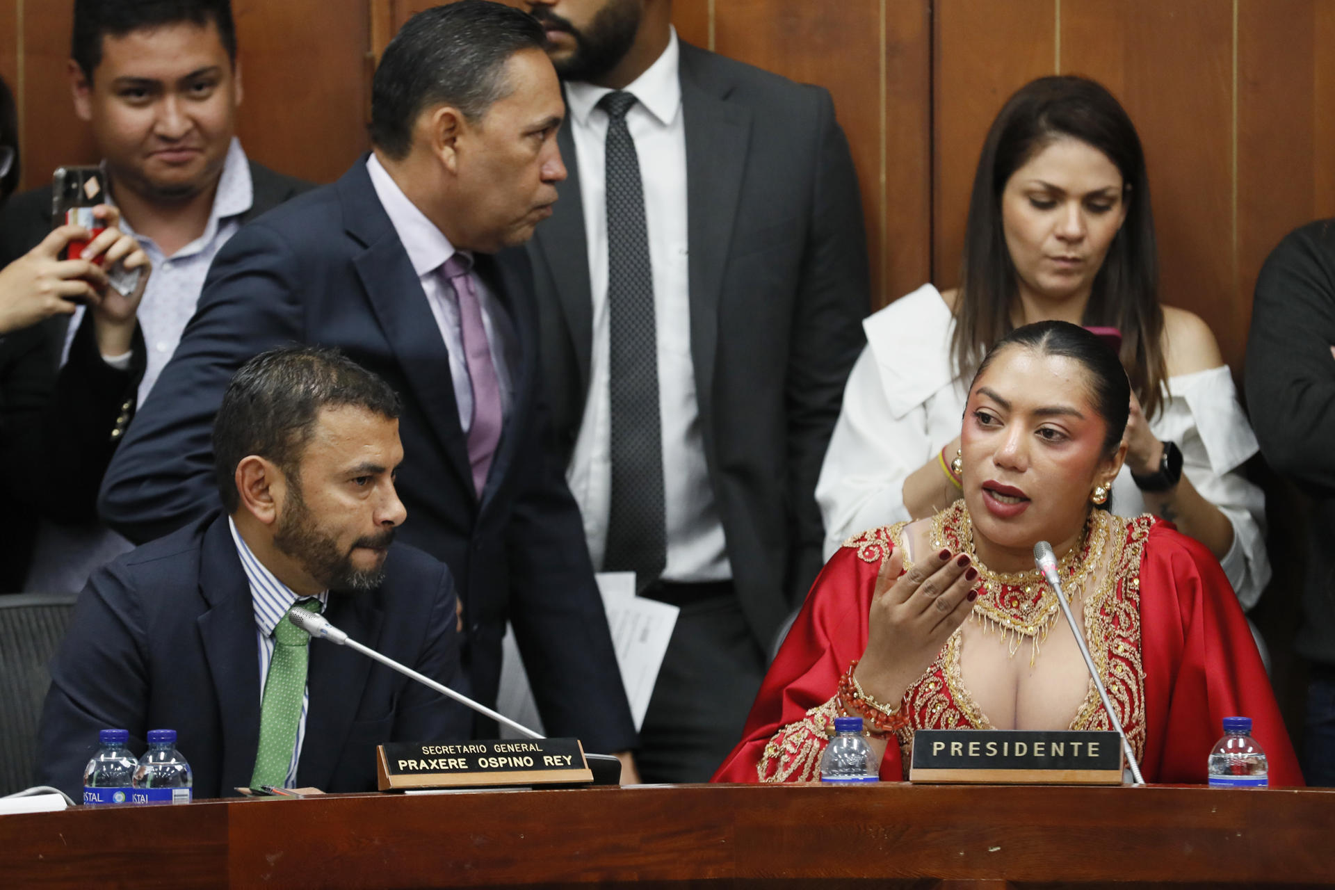 La presidenta de la Comisión Séptima del Senado, Martha Isabel Peralta Epieyu (d), habla este miércoles durante un debate en la sala de la Comisión, en Bogotá (Colombia). EFE/Carlos Ortega
