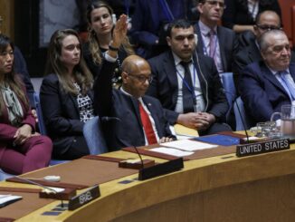 El representante alterno de los Estados Unidos, Robert A. Wood, levanta la mano para indicar su voto en contra de la membresía de Palestina en las Naciones Unidas, durante una reunión del Consejo de Seguridad en la sede del organismo en Nueva York, Estados Unidos. EFE/ Sarah Yensel