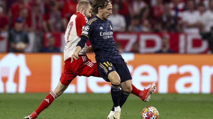 El jugador del Bayern Konrad Laimer (I) en acció ante Luka Modric durante el partido de ida de semifinales de la UEFA Champions League que han jugado Bayern Munich y Real Madrid en Múnich, Alemania.EFE/EPA/ANNA SZILAGYI
