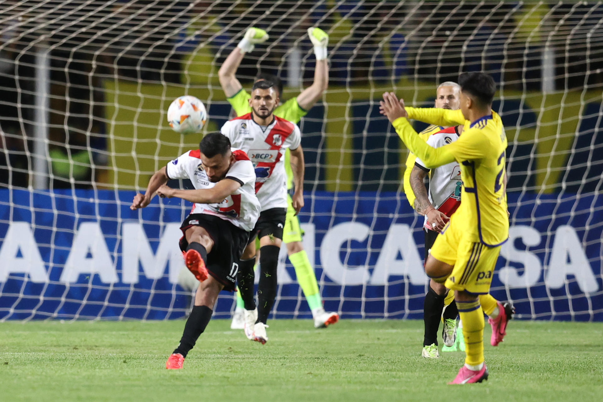 Saulo Guerra (i) de Potosí rechaza un balón de un penalti errado por Darío Benedetto (no en la foto) de Boca en un partido de la fase de grupos de la Copa Sudamericana entre Nacional Potosí y Boca Juniors. EFE/ Luis Gandarillas
