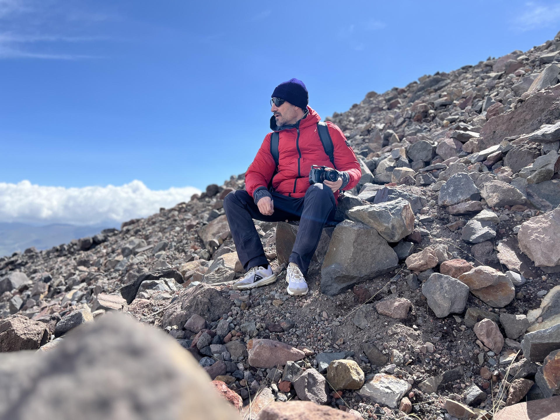 Fotografía sin fechar cedida por la Universidad Católica de Cuenca, del artista español Solimán López, en las faldas del volcán Chimborazo, la montaña más alta de Ecuador. EFE/ Universidad Católica de Cuenca
