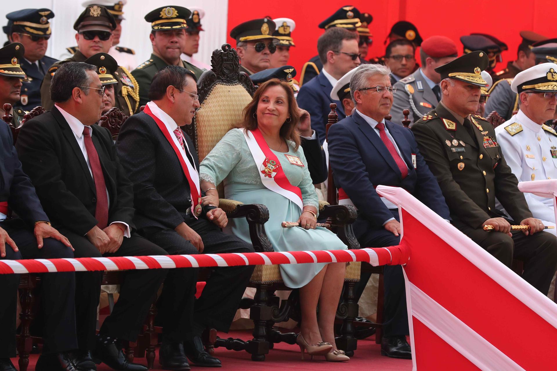 La presidenta del Perú Dina Boluarte, asiste a la ceremonia del 27 aniversario del operativo de rescate Chavín de Huántar, este lunes en Lima (Perú).  EFE/Paolo Aguilar
