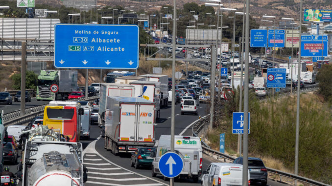 Retenciones de tráfico en la A-7 durante la pasada Semana Santa, a su paso por Murcia. EFE/ Marcial Guillén

