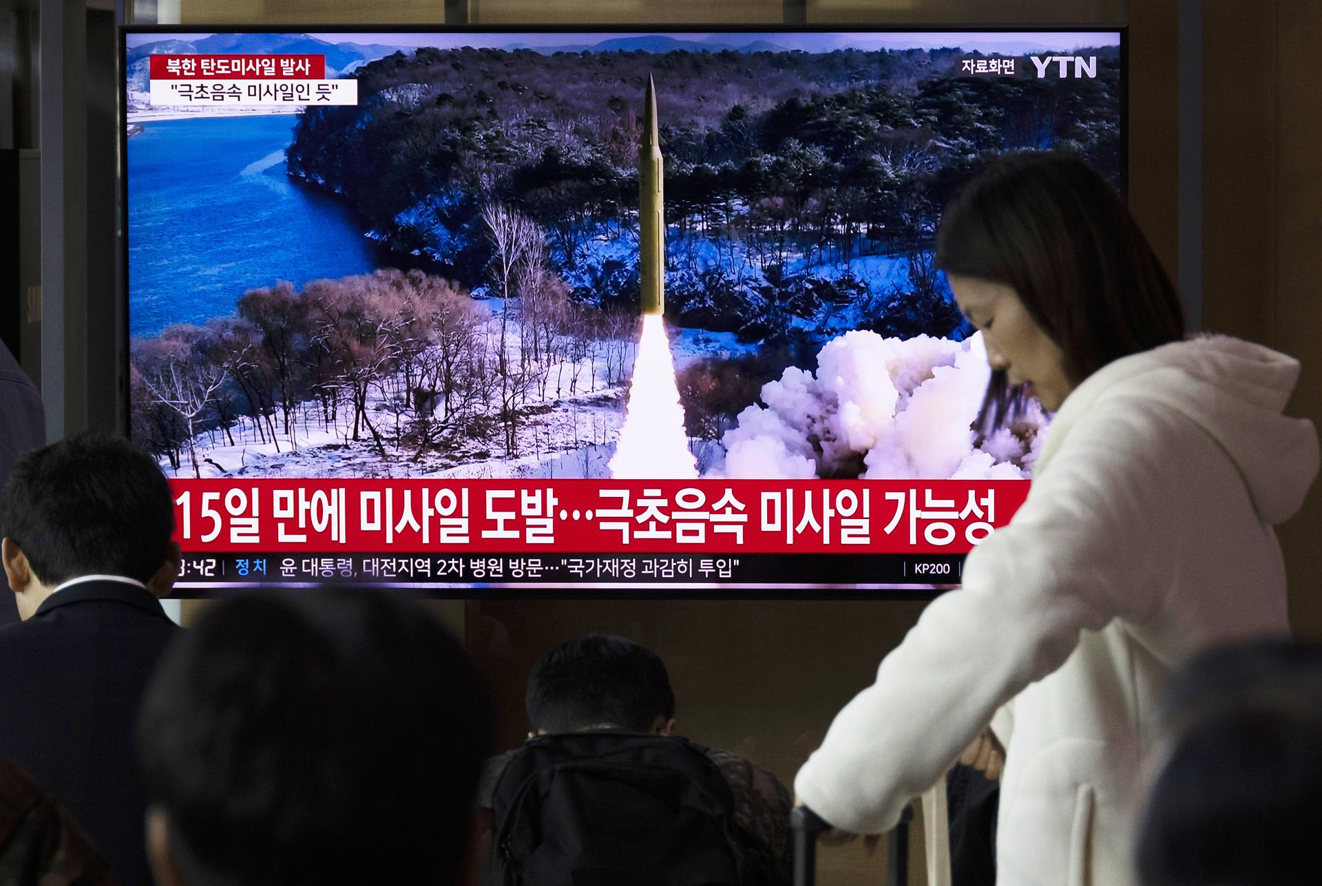 Gente ve un segmento de noticias relacionado con el lanzamiento de un misil norcoreano, en una estación en Seúl, Corea del Sur, 02 de abril de 2024. EFE/JEON HEON-KYUN
