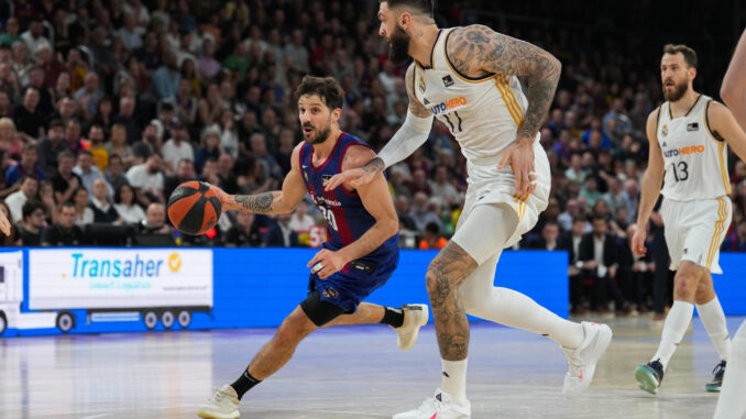 El base argentino del Barça Nicolás Laprovittola (i) se escapa ante el pívot francés del Real Madrid Vincent Poirier durante el partido de Liga Endesa de baloncesto entre el Barça y el Real Madrid, en el Palau Blaugrana. EFE/ Alejandro García
