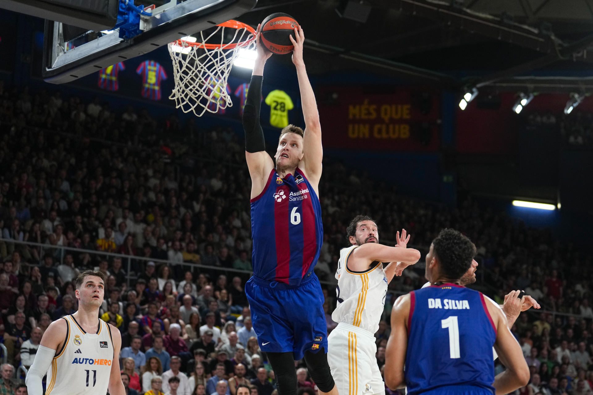 El pívot checo del Barça Jan Vesely efectúa un mate durante el partido de Liga Endesa de baloncesto entre el Barça y el Real Madrid, este domingo en el Palau Blaugrana. EFE/ Alejandro García
