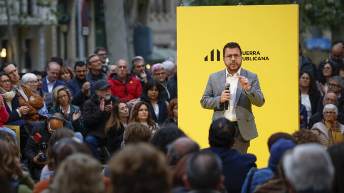 El presidente de la Generalitat y candidato a la reelección, Pere Aragonès, interviene durante el acto de inicio de campaña electoral de ERC, este jueves en Barcelona. EFE/ Alberto Estévez
