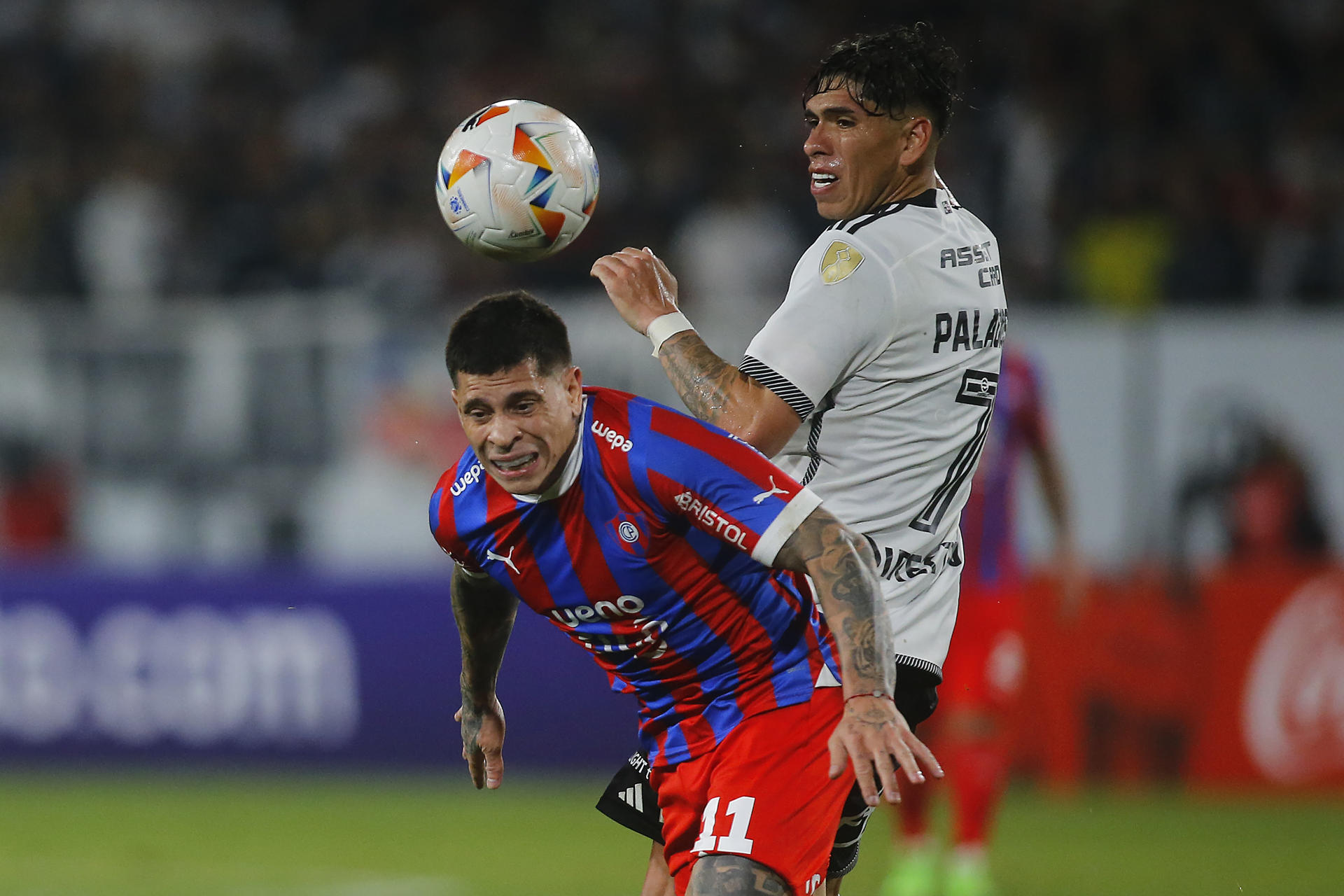 Carlos Palacios (i) de Colo Colo disputa el balón con Juan Iturbe de Cerro en un partido de la fase de grupos de la Copa Libertadores. EFE/ Esteban Garay
