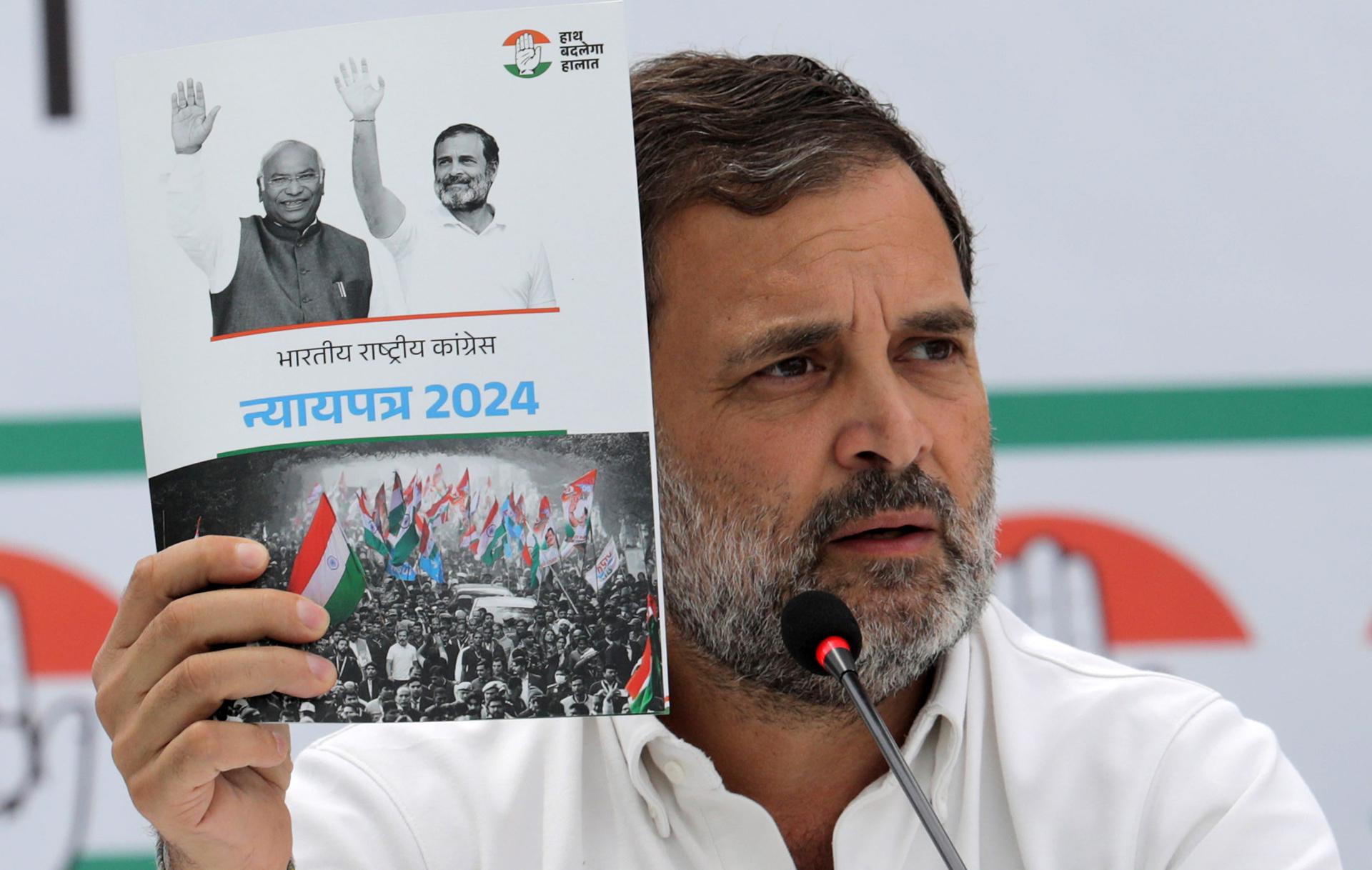 El líder principal del Congreso Nacional Indio, Rahul Gandhi, tiene una copia del manifiesto electoral, durante la publicación del manifiesto electoral del Partido del Congreso en la oficina del partido en Nueva Delhi, India, 05 de abril 2024. El partido Congreso Nacional Indio publicó su manifiesto electoral para las próximas elecciones generales de 2024. (Nueva Delhi) EFE/EPA/RAJAT GUPTA
