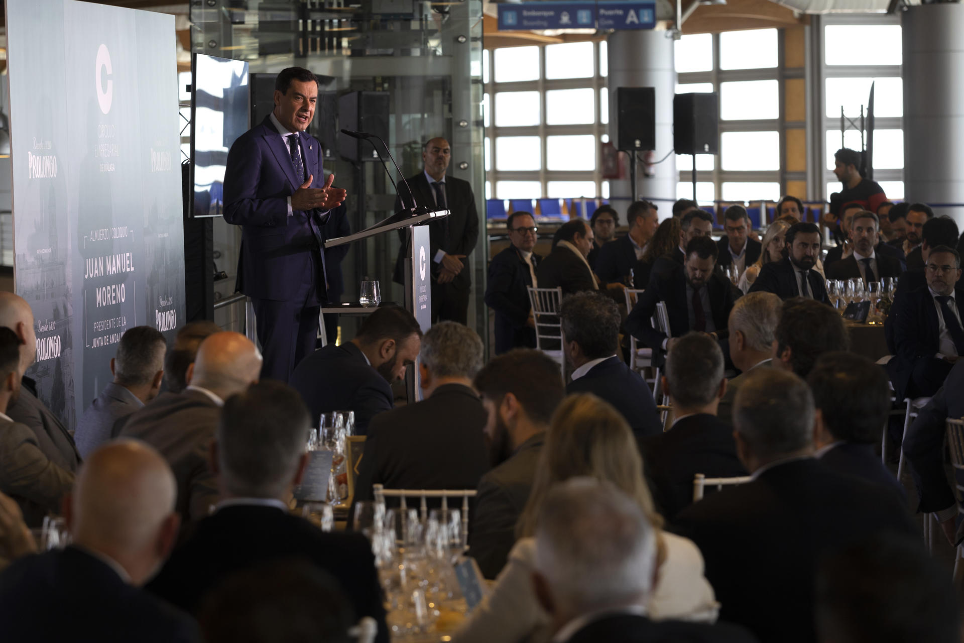 El presidente de la Junta de Andalucía, Juanma Moreno, durante su intervención hoy lunes en el almuerzo-coloquio organizado por el Círculo Empresarial de Málaga. EFE/ Álvaro Cabrera
