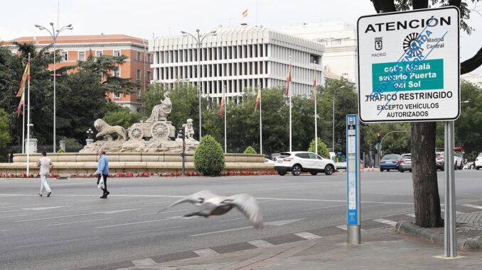 Vista de una señal vertical situada en la Plaza de Cibeles que el Ayuntamiento de Madrid ha instalado para informar de la entrada a la futura área de acceso restringido de prioridad residencial y bajas emisiones "Madrid Central". EFE/J.P.Gandul
