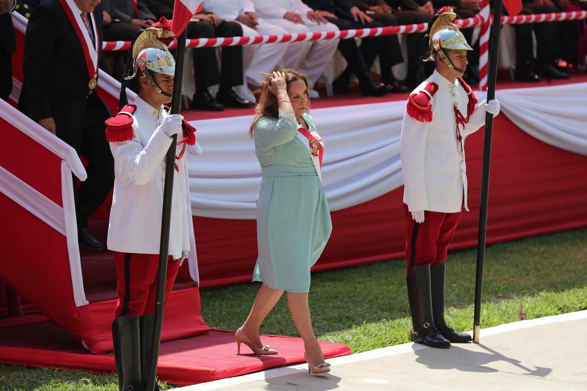 La presidenta del Perú Dina Boluarte, asiste a la ceremonia del 27 aniversario del operativo de rescate Chavín de Huántar, este lunes en Lima (Perú). EFE/Paolo Aguilar
